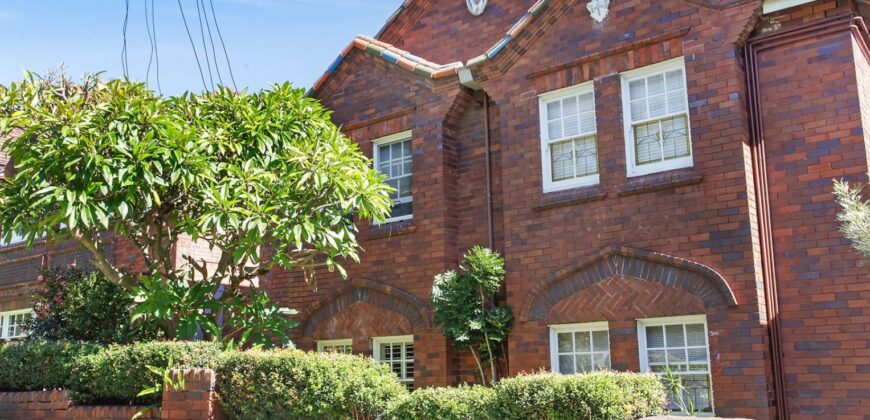 Leafy Parkside Art Deco Apartment, Pets Considered