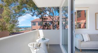 Renovated Apartment with Beach Views and Lock Up Garage