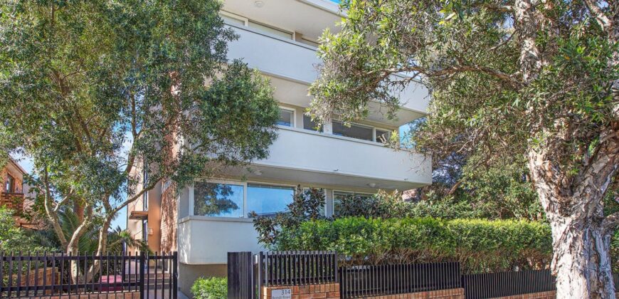 Renovated Apartment with Beach Views and Lock Up Garage