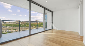 Luxury Executive Apartment with Gorgeous City Views, Storage Cage Included